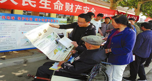 我市各地国土资源部门进社区宣传