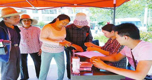 晟锐农业有限公司向村民发放工资