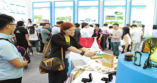 西洽会上商洛特色农产品吸引与会代表