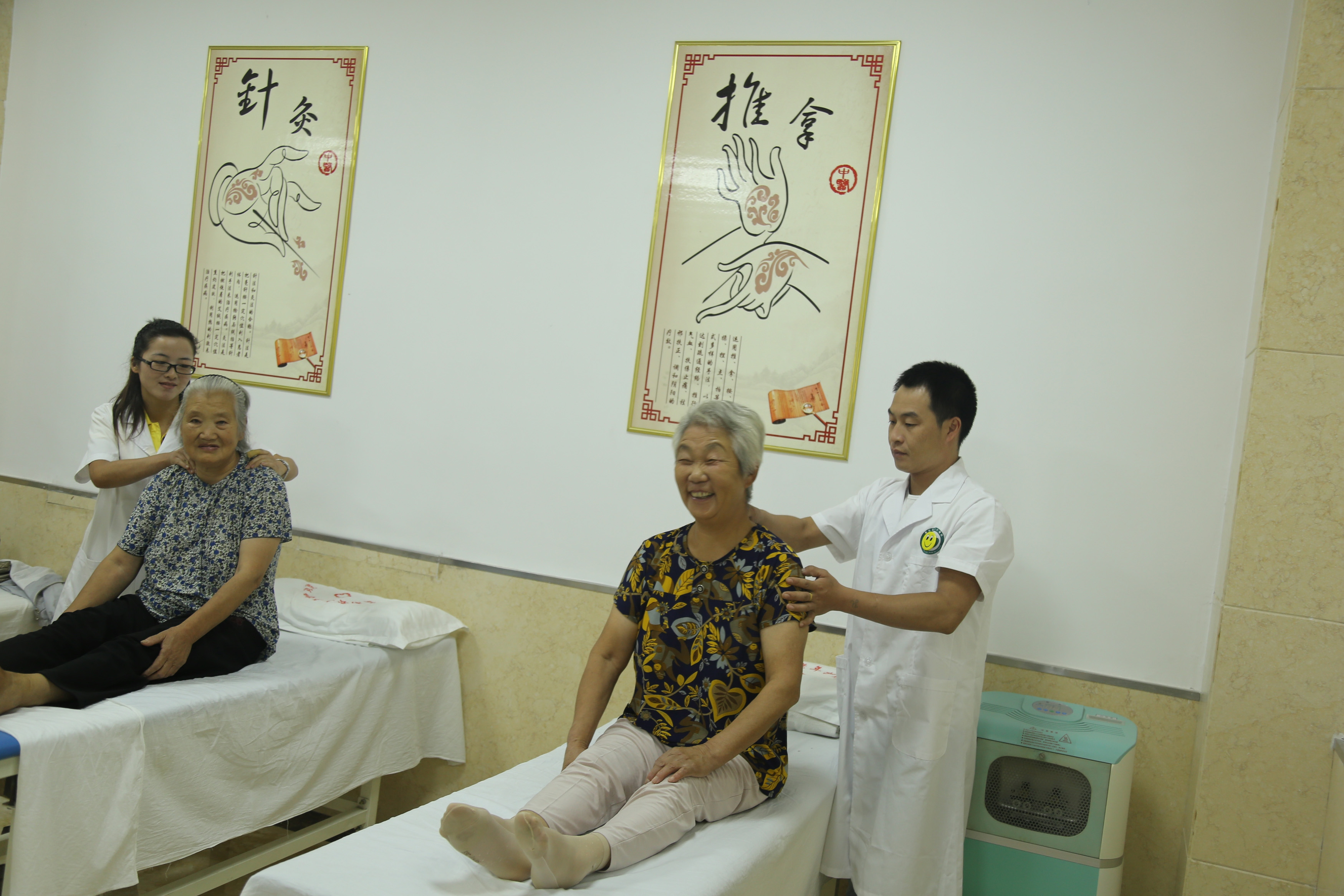 患病老人在接受物理疗法 小.jpg