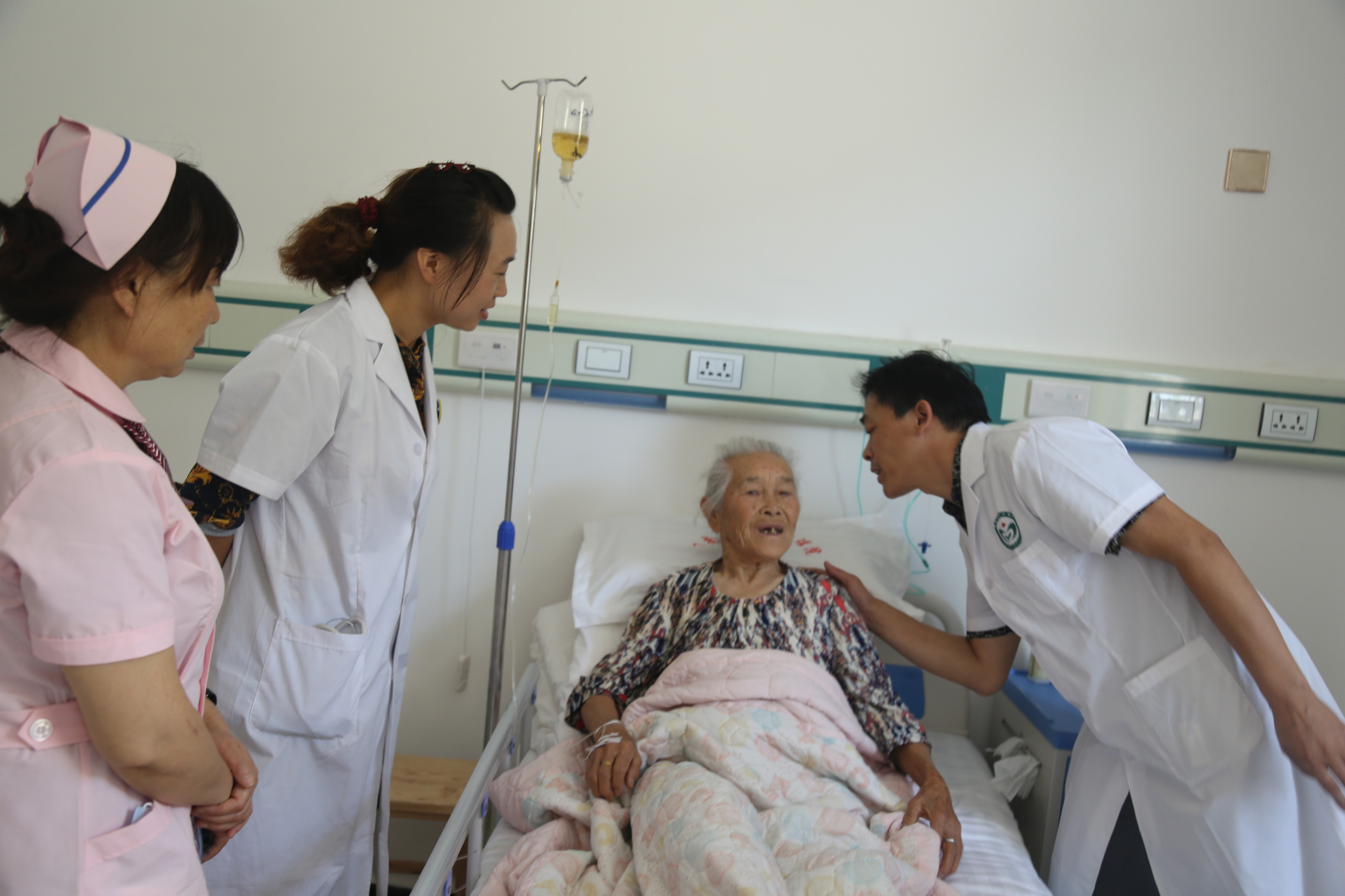 院长谭平(右一)在看望93岁患者徐金莲 小.jpg