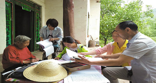 洛南广播电视局干部进基层扶贫