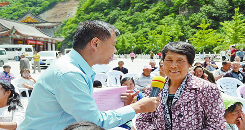 省文联慰问演出走进柞水秦丰村