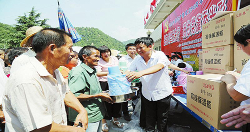 丹凤为化庙村群众免费发放生活用品