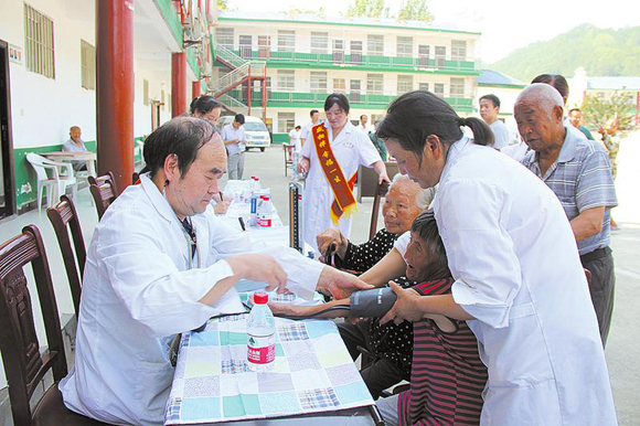 商南县民政局与盛大药房到县中心敬老院义诊