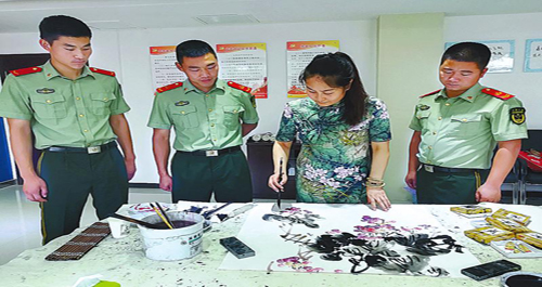 洛南开展庆“八一”书画进军营活动