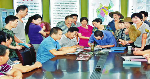 岩湾村贫困户领取第二季度“三带四联”分红