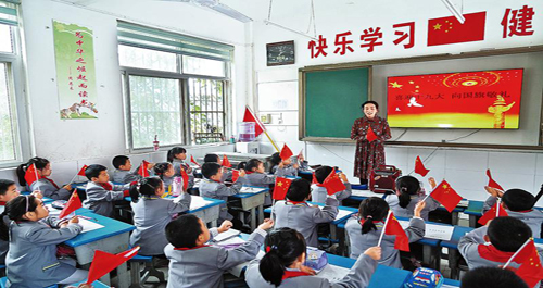 丹凤第一小学开展“喜庆十九大，向国旗敬礼”爱国主义教育活动