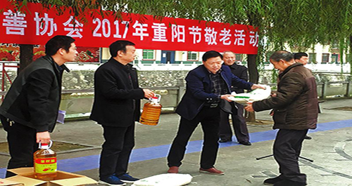 商南慈善协会到十里坪镇开展敬老活动