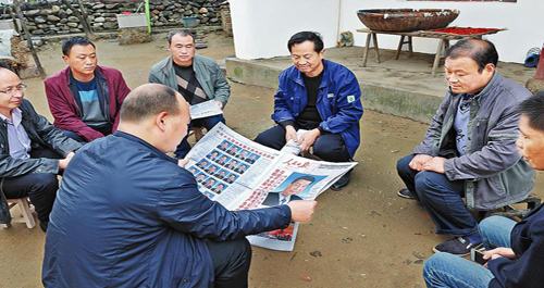 第一书记入户向群众宣讲党的十九大精神