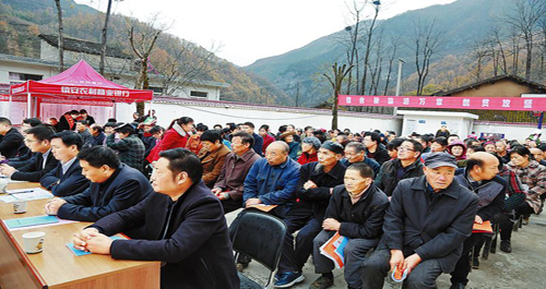 党员干部向群众宣传讲解十九大精神