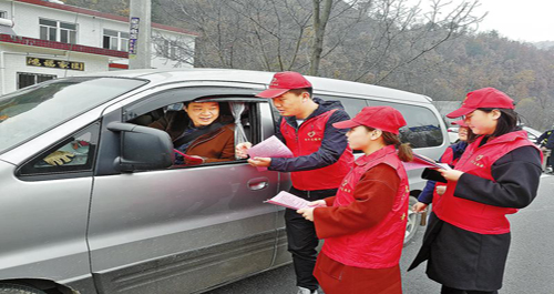 共青团组织志愿者开展交通安全宣传