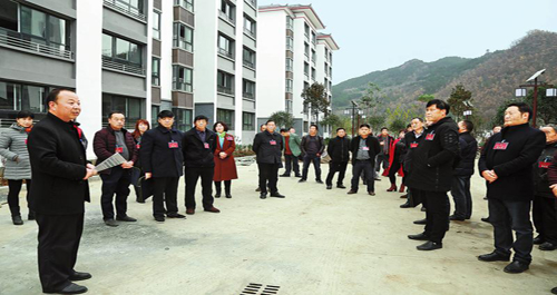 米粮镇人大代表向移民搬迁户宣讲十九大精神