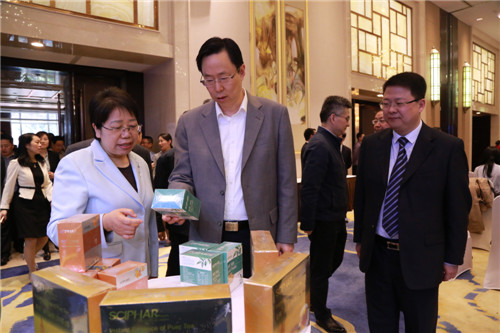 南京市长品尝点赞商洛农特产品