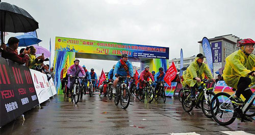 冒雨骑行 古镇联欢