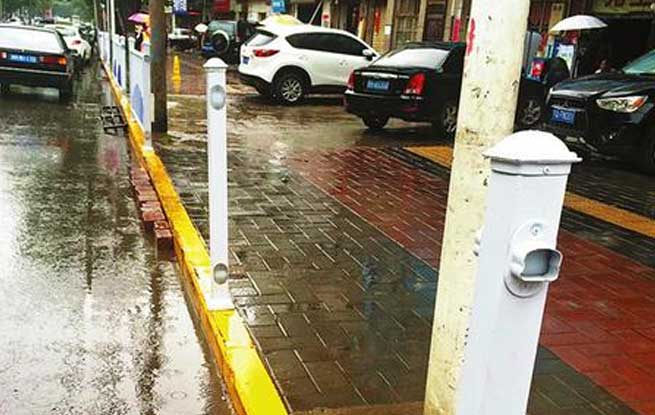 人行道防护栏，到底惹了谁？