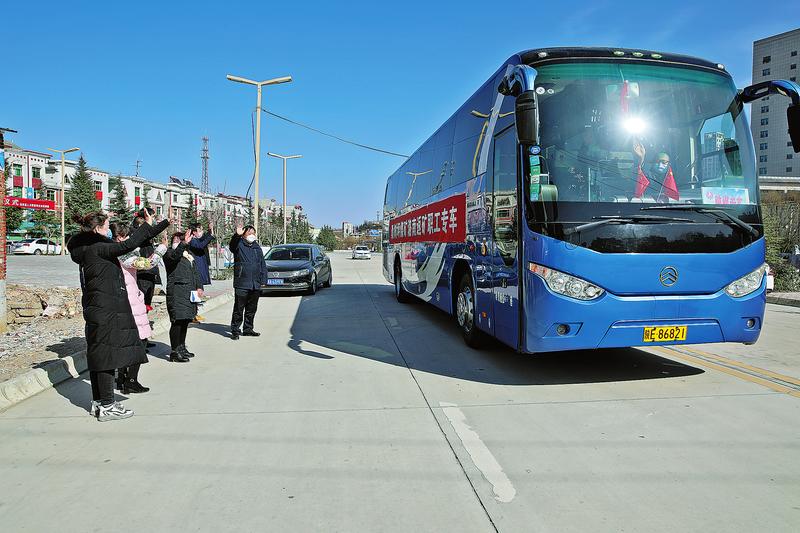 洛南县欢送首批29名农民工赴韩城市桑树坪煤矿返岗就业