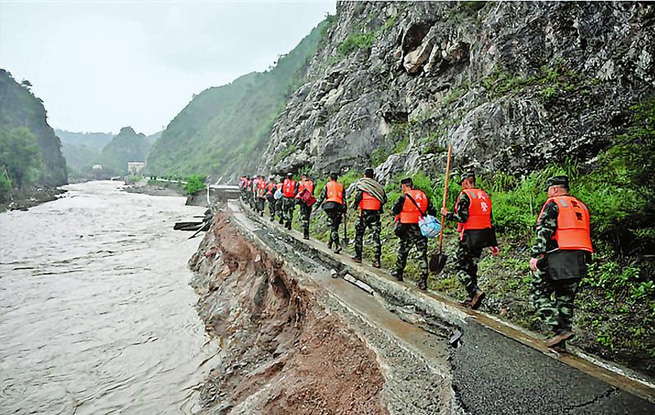 翻山越岭20多公里 武警官兵第一时间抵达灾区