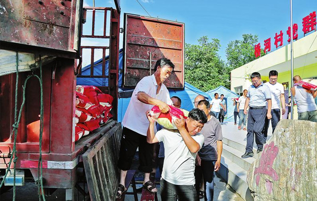 商洛市民政局紧急调拨救灾物资送往洛南县石门镇桥河村安置点