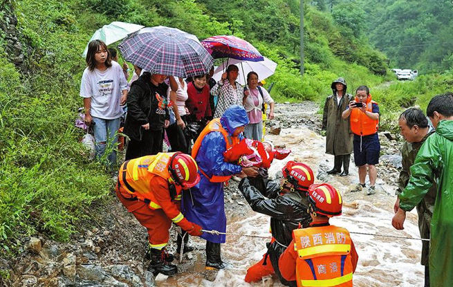 消防救援队伍急赴灾区转移群众