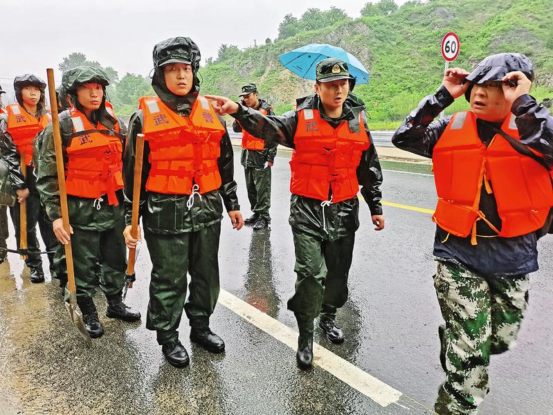 武警官兵驰援灾区