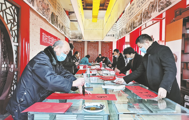 商洛市文联“义写春联进万家”首场活动在市区丹鹤楼举行