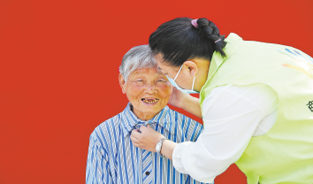 为山区老人留下最美笑容