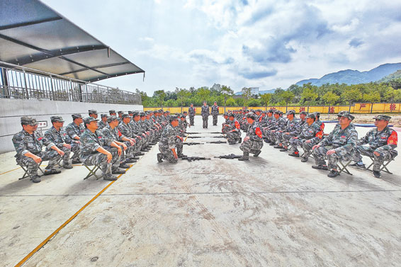 酷暑练精兵 汗水砺尖刀