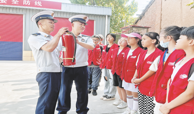 “党报小记者 童眼看商洛”活动走进消防救援站