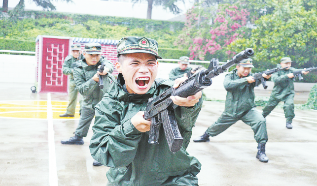 千锤百炼砺精兵