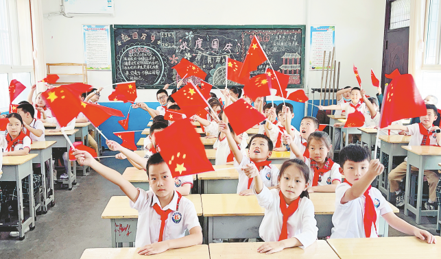 一抹中国红 尽显爱国情