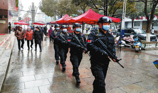 “最美警色”守护节日平安