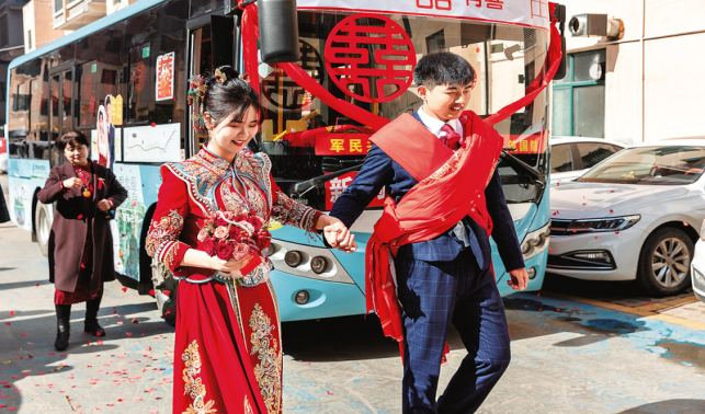 公交车当婚车 驶向文明新风