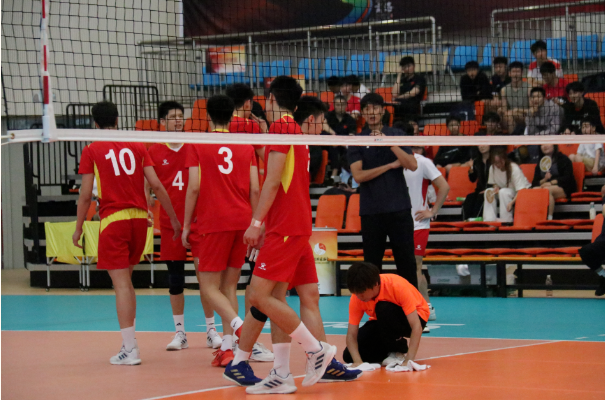 记录、擦地、捡球......U19赛场上这群商洛年轻人很忙