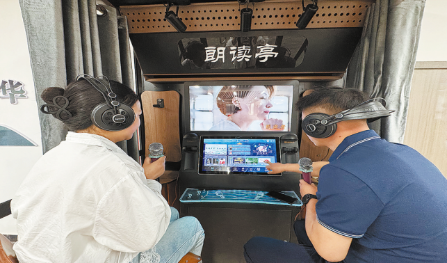 “五一”阅读为伴 图书馆变“充电乐园”