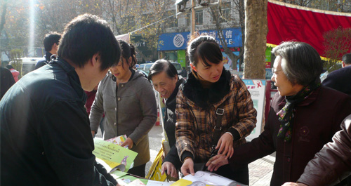 我市积极开展艾滋病集中宣传活动