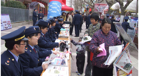 工商人员街头受理市民消费投诉