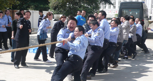 市公安局欢庆“五四”开展拔河比赛