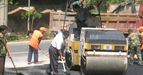 为商洛公路“美容”