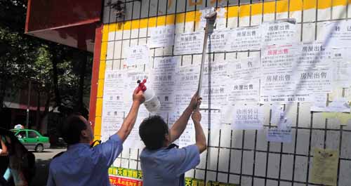 市城管监察支队开展街道综合整治活动