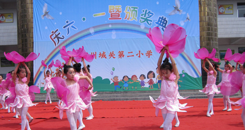 我市少年儿童欢庆“六一”