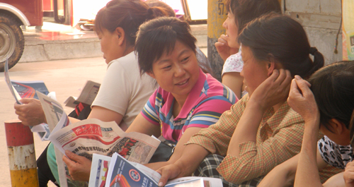 图片直击：高考第一天 家长真情守候