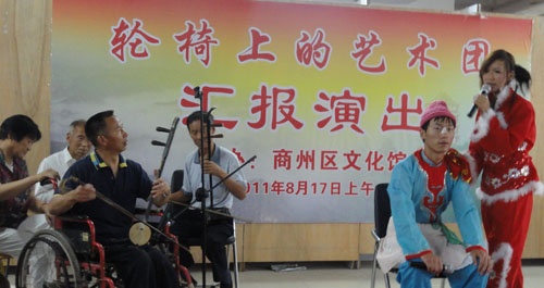 “欣欣向荣艺术团”进城演出