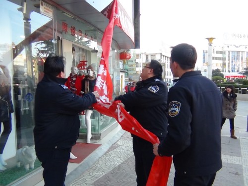 我市对野广告条幅进行专项清理治理