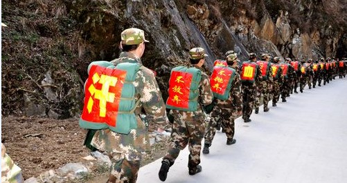 武警商洛市支队首次组织新兵进行野营拉练