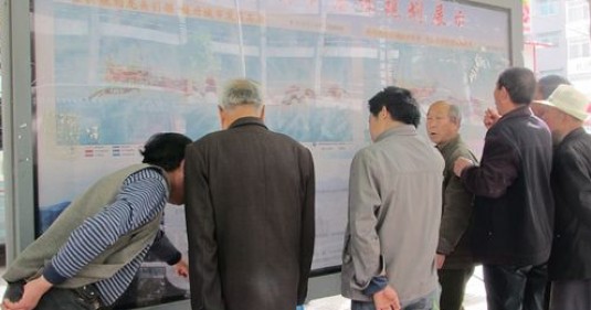 《商洛日报》阅报栏新近展示的市区规划图受到市民关注