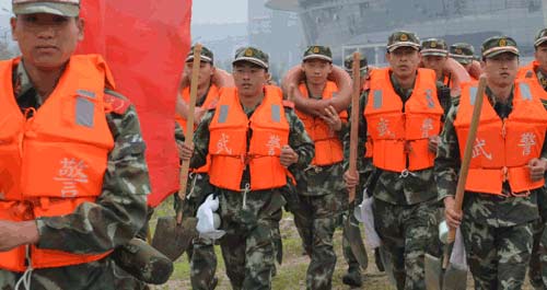 武警商洛支队组织抗洪抢险实兵演练