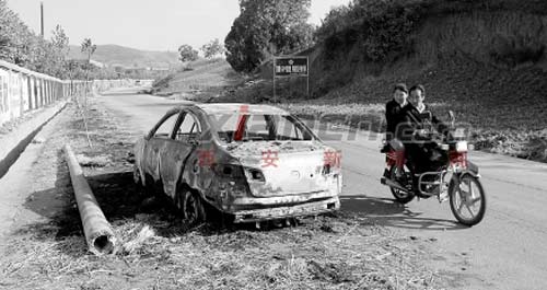 秸秆缠进排气管 丹凤一小车起火被烧毁