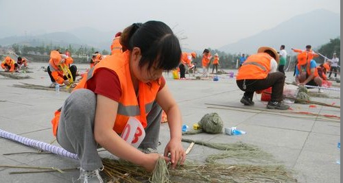 市环卫处开展绑扫帚大比赛