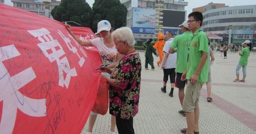 陕科大暑期大学生赴商服务行动在市中心广场启动